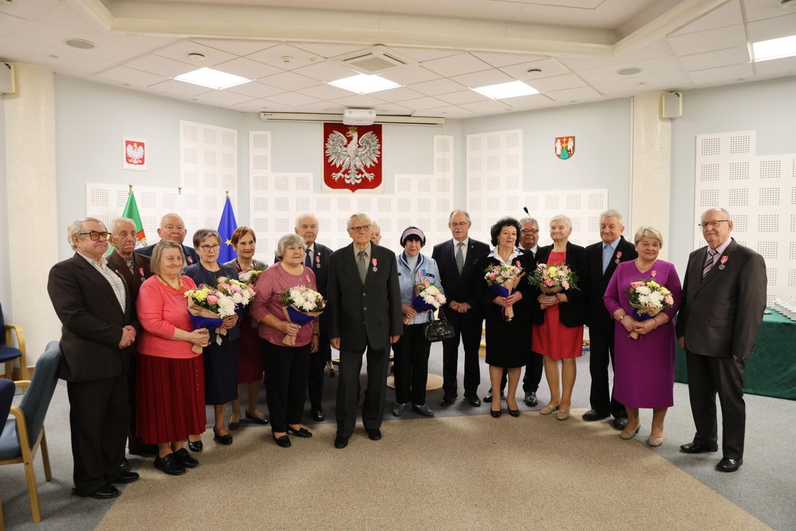 Uhonorowano pary z długoletnim stażem małżeńskim w Suwałkach