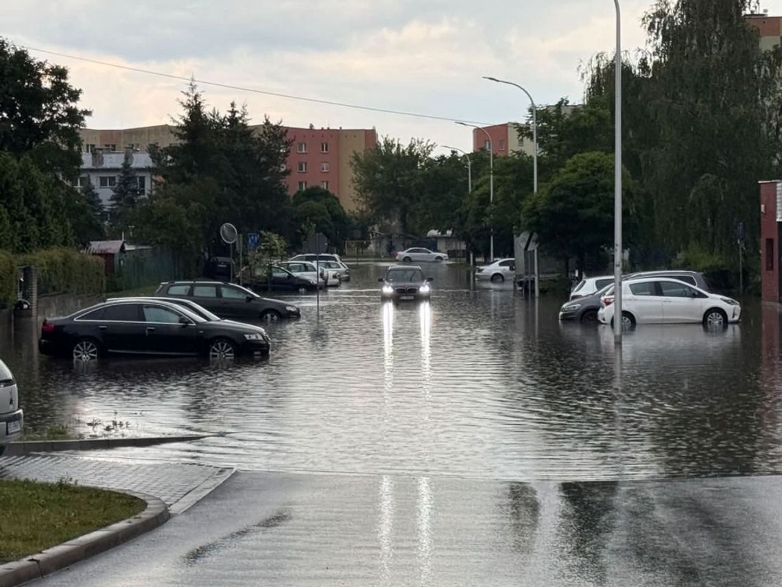 🌧️ Ulewa sparaliżowała Suwałki – zalane ulice, mieszkania i budynki publiczne