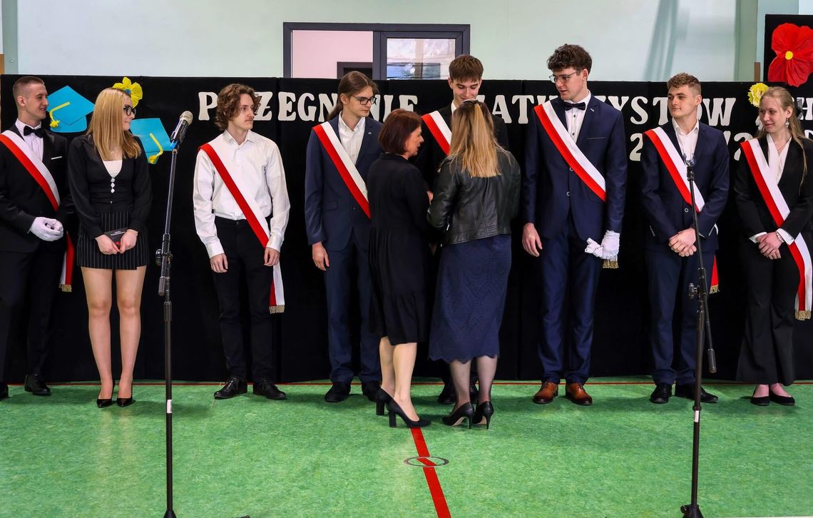 Uroczyste pożegnanie maturzystów w Zespole Szkół nr 6 im. Karola Brzostowskiego w Suwałkach