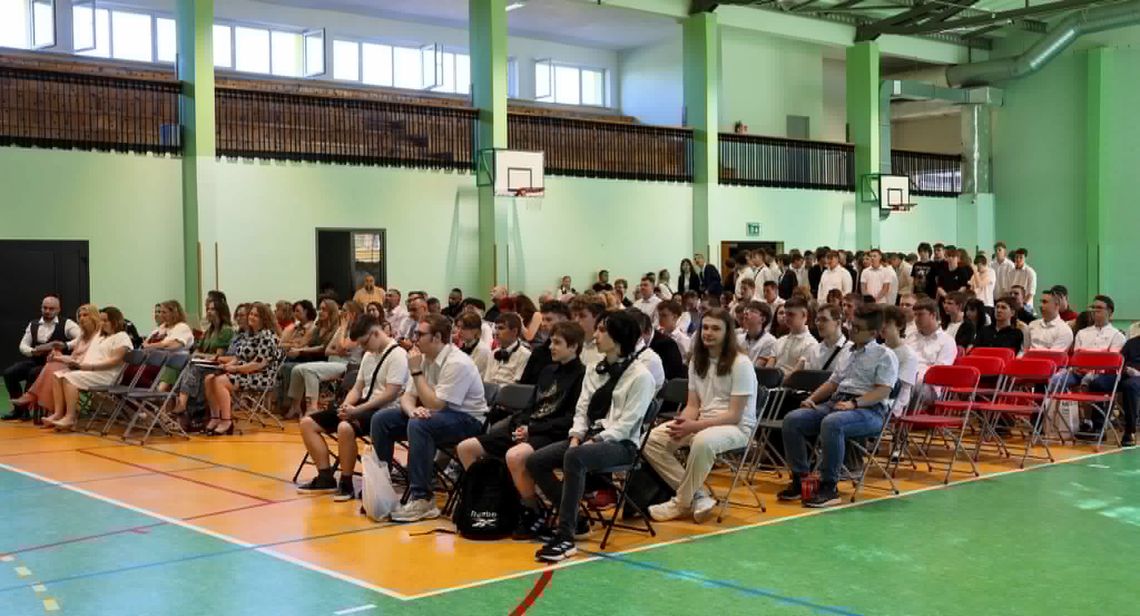 Uroczyste zakończenie roku szkolnego pełne wzruszeń i podziękowań Uroczyste zakończenie roku szkolnego pełne wzruszeń i podziękowań