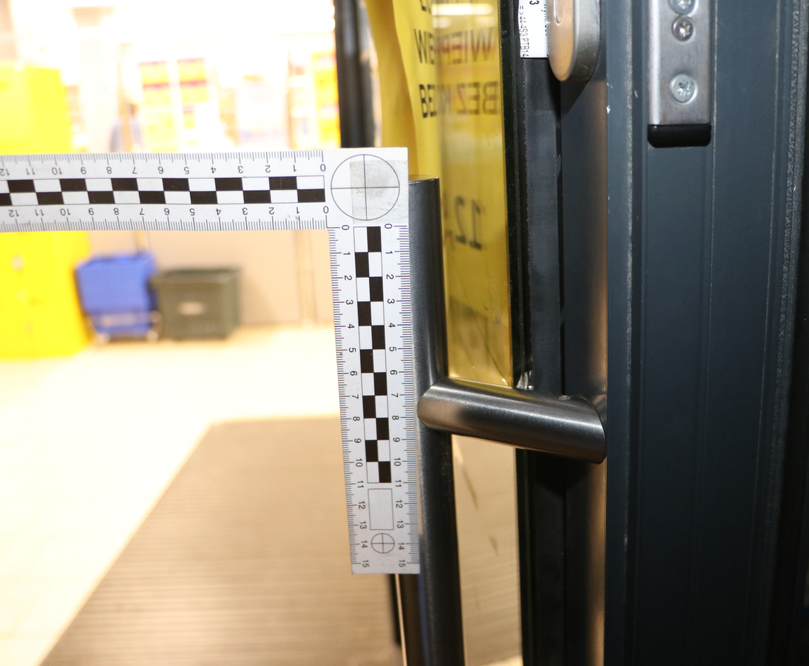 🚔 Uszkodził drzwi w sklepie – chuligański wybryk 38-latka zakończył się zatrzymaniem 🚔 Uszkodził drzwi w sklepie – chuligański wybryk 38-latka zakończył się zatrzymaniem