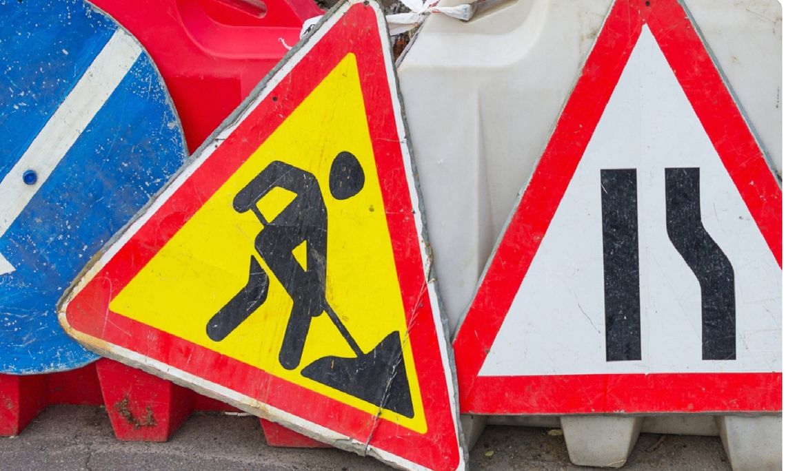 🚧 Utrudnienia na ul. Kościuszki w Suwałkach. Trwają prace gwarancyjne nawierzchni