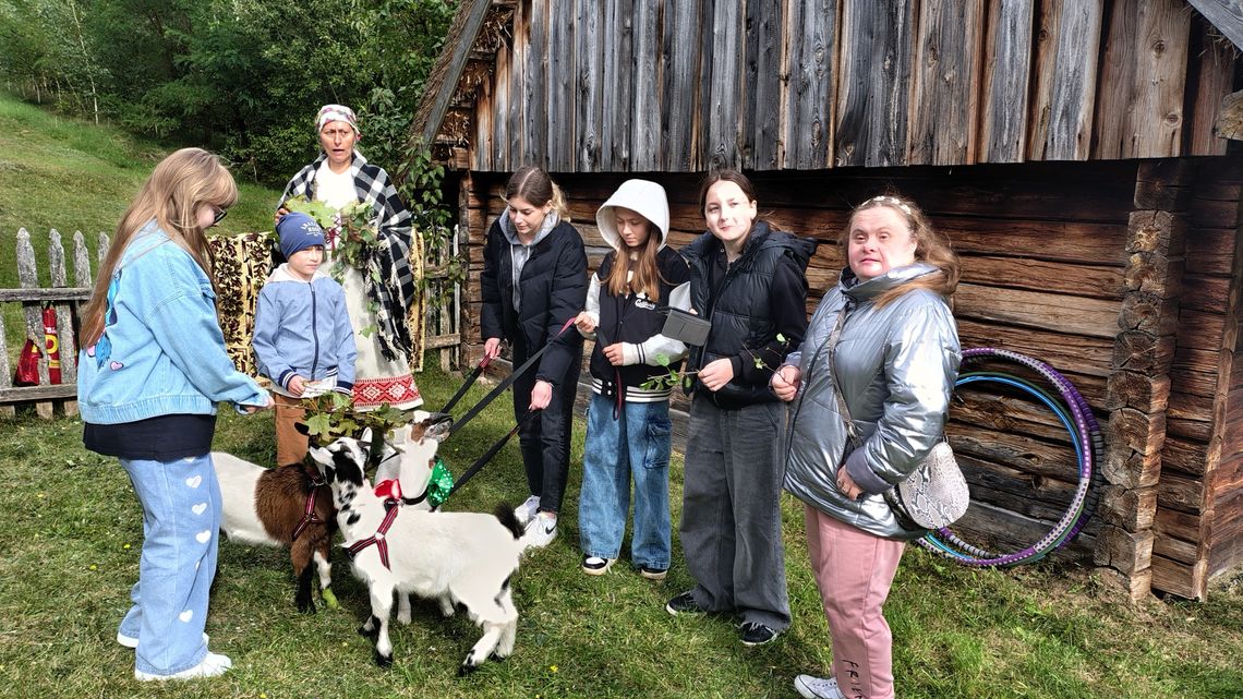 🍎 V Jesienny Piknik Rodzinny „Złote Jabłuszko” w Puńsku – tradycja, radość i gorące serca mimo chłodu!