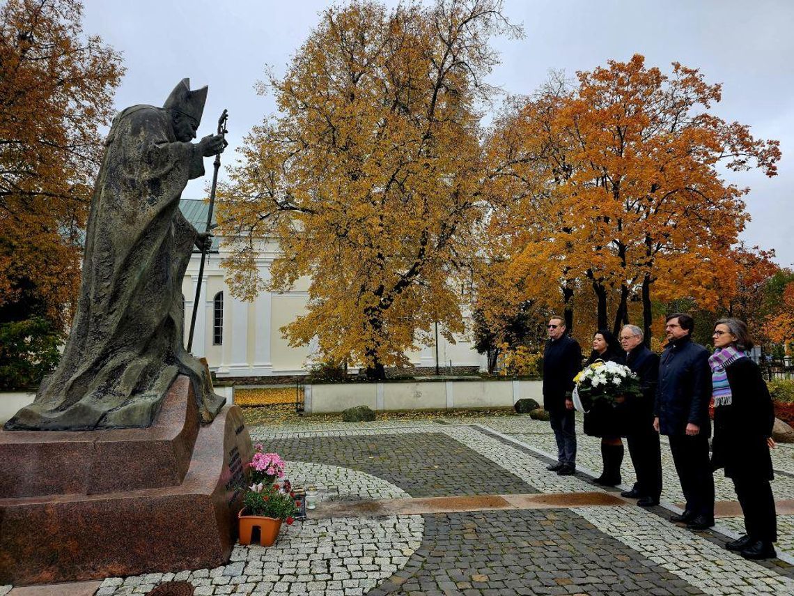 🙏 W hołdzie zasłużonym postaciom – Jan Paweł II i bł. ks. Jerzy Popiełuszko