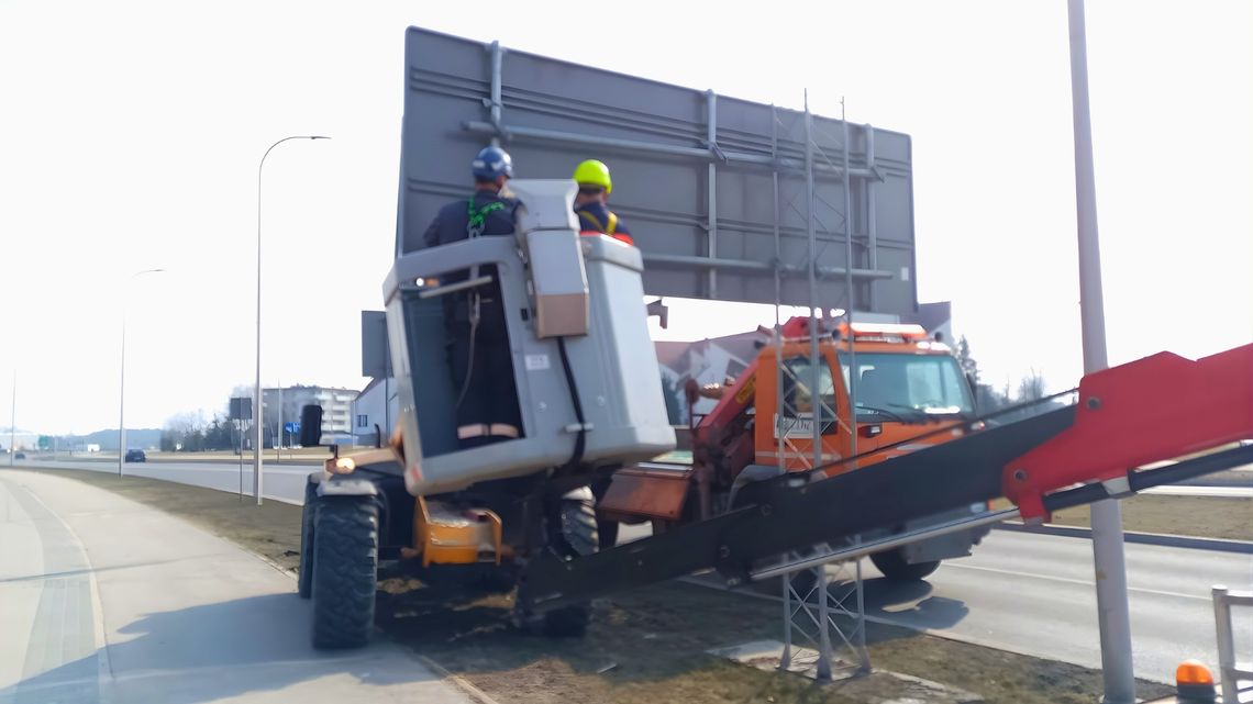 W Suwałkach wymieniają tablice drogowskazowe. Powód? Nowa Trasa Wschodnia