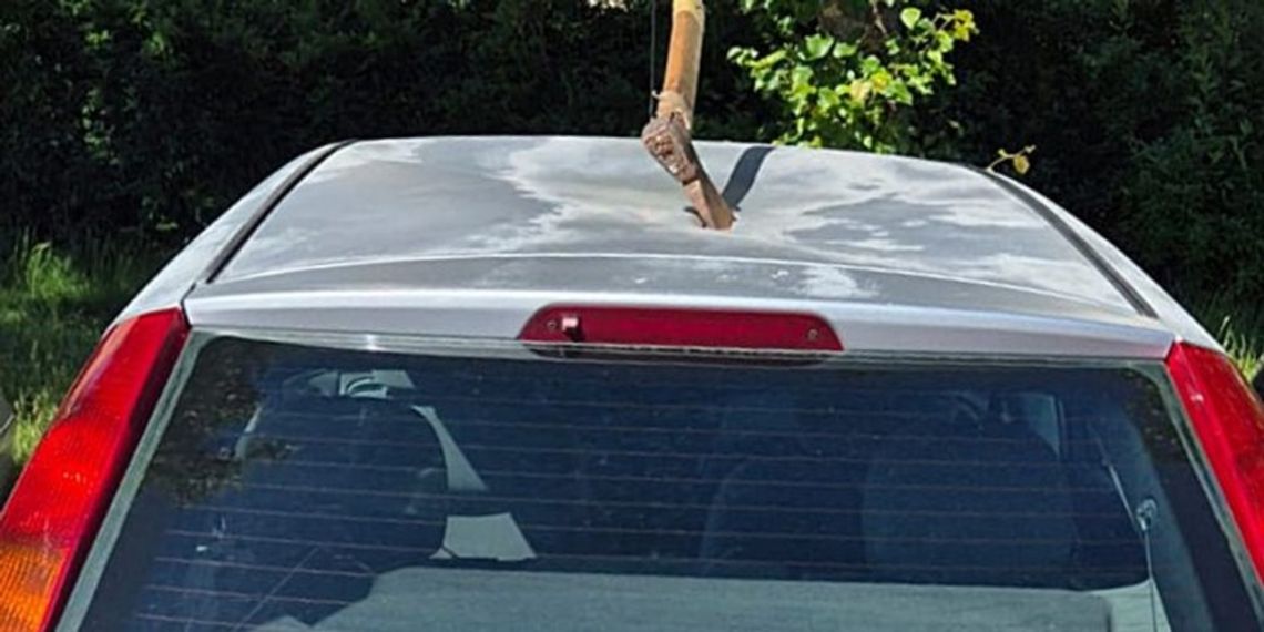 🪓 Wbił siekierę w zaparkowane auto! Suwalska policja poszukuje sprawcy