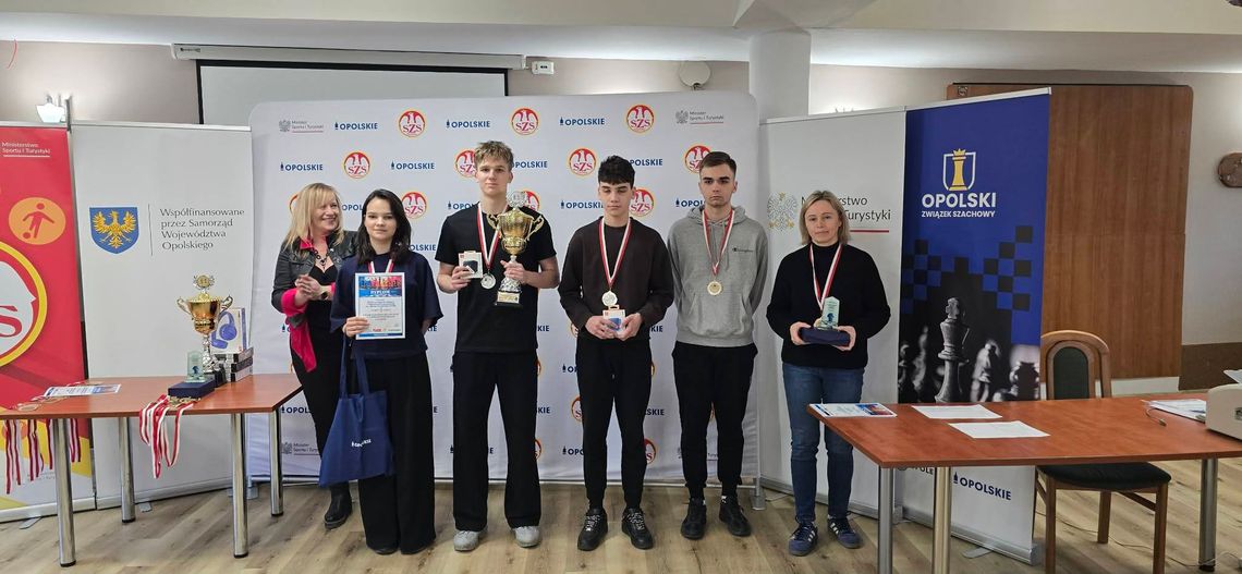 Wicemistrzostwo Polski dla drużyny z III LO w Suwałkach! 🏆♟️