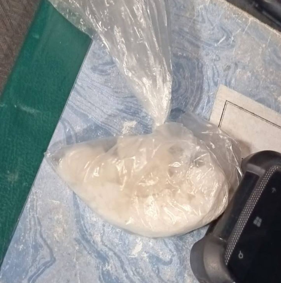 Widząc radiowóz, ukrył narkotyki w bieliźnie 🚓😳 Widząc radiowóz, ukrył narkotyki w bieliźnie 🚓😳