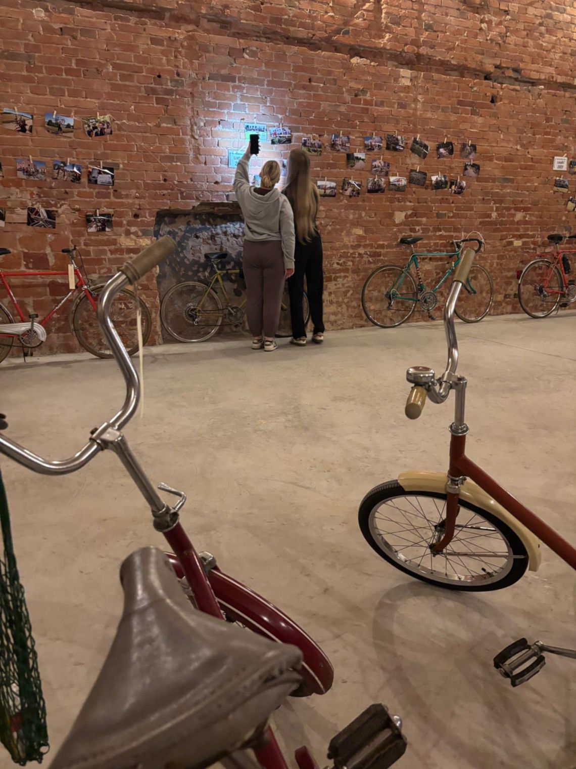 🚲 Wigrami dookoła Bałtyku – wystawa rowerów z PRL-u w przestrzeni dawnego Kina Bałtyk