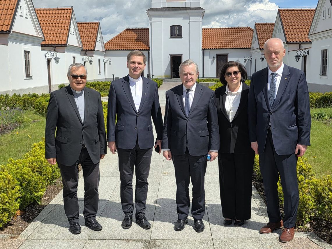🏛️ Wizyta w Pokamedulskim Klasztorze w Wigrach – spotkanie z historią i dziedzictwem Suwalszczyzny 🏛️ Wizyta w Pokamedulskim Klasztorze w Wigrach – spotkanie z historią i dziedzictwem Suwalszczyzny
