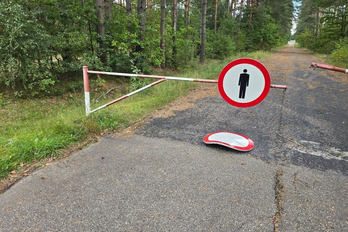 Wjechała na pas drogi granicznej. Uszkodziła szlaban i znak