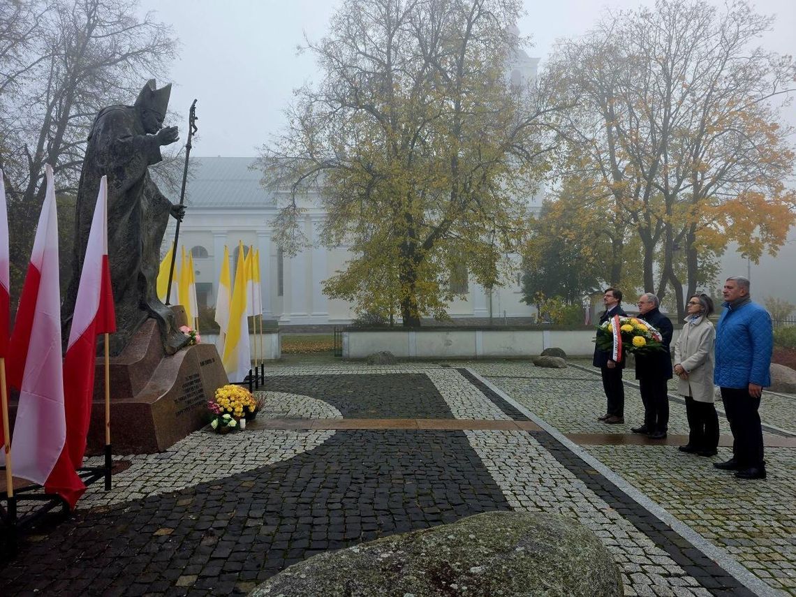Władze Suwałk oddały hołd Janowi Pawłowi II i ks. Jerzemu Popiełuszce Władze Suwałk oddały hołd Janowi Pawłowi II i ks. Jerzemu Popiełuszce