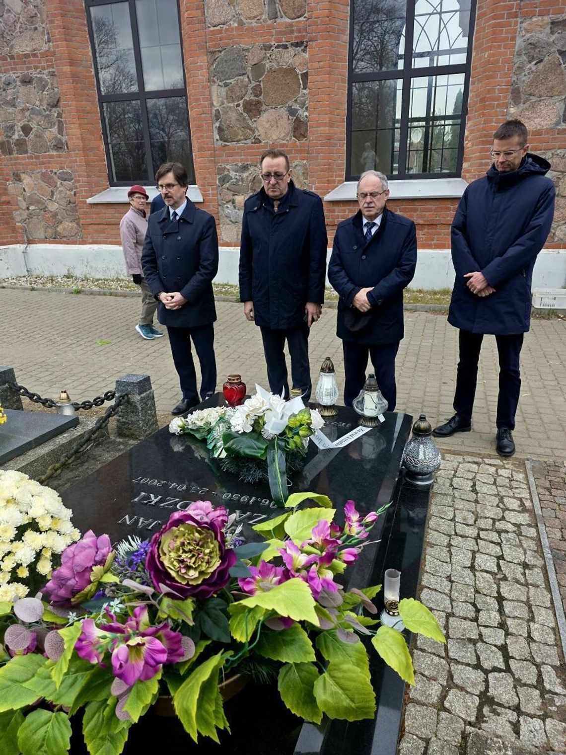 Władze Suwałk odwiedziły groby byłych prezydentów i zasłużonych mieszkańców