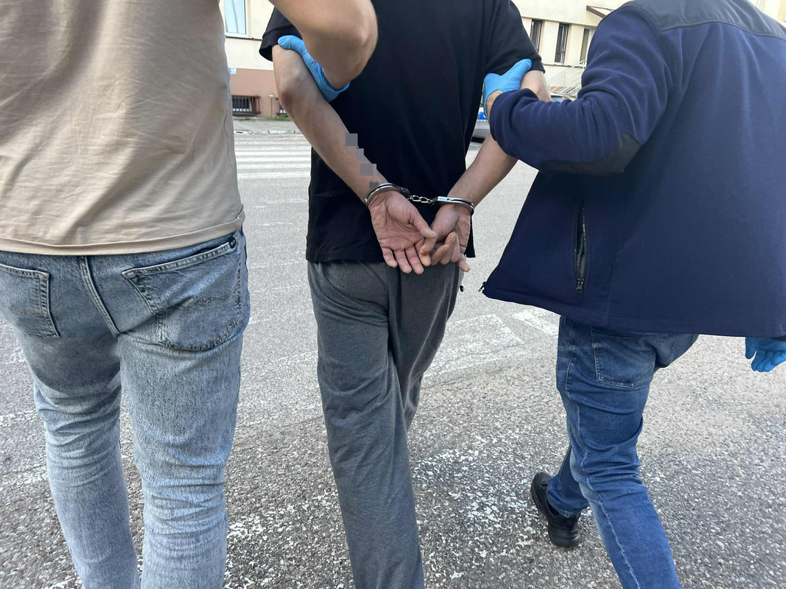 🚨🍕 Włamali się do pizzerii – zostali zatrzymani! 👮♂️🔒 🚨🍕 Włamali się do pizzerii – zostali zatrzymani! 👮♂️🔒