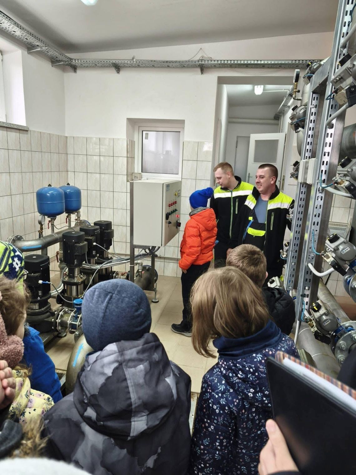 Woda – źródło życia. Uczniowie z Nowej Wsi na wyjątkowej lekcji w stacji wodociągowej