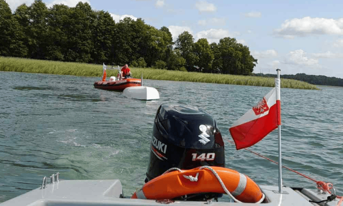 🚤 Wodniacy uratowali żeglarzy na jeziorze Wigry – wśród poszkodowanych były dzieci 🚤 Wodniacy uratowali żeglarzy na jeziorze Wigry – wśród poszkodowanych były dzieci