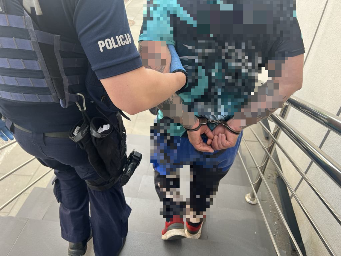 Wpadł poszukiwany za kradzieże. 42-latek zatrzymany w centrum Suwałk 🚨