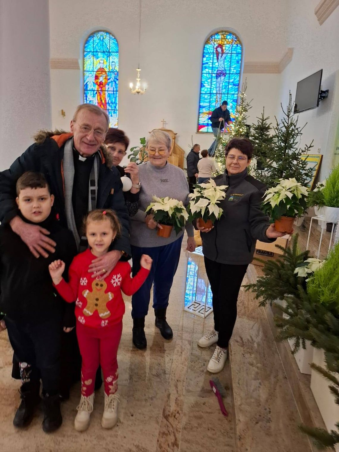 Wspólne przygotowanie kościoła na Święta Bożego Narodzenia