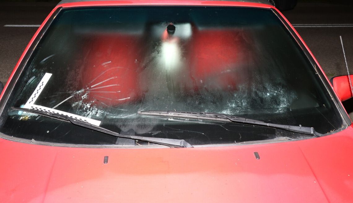 Wybił szybę w zaparkowanym aucie i wszedł do środka. Policjanci zatrzymali wandala na gorącym uczynku Wybił szybę w zaparkowanym aucie i wszedł do środka. Policjanci zatrzymali wandala na gorącym uczynku