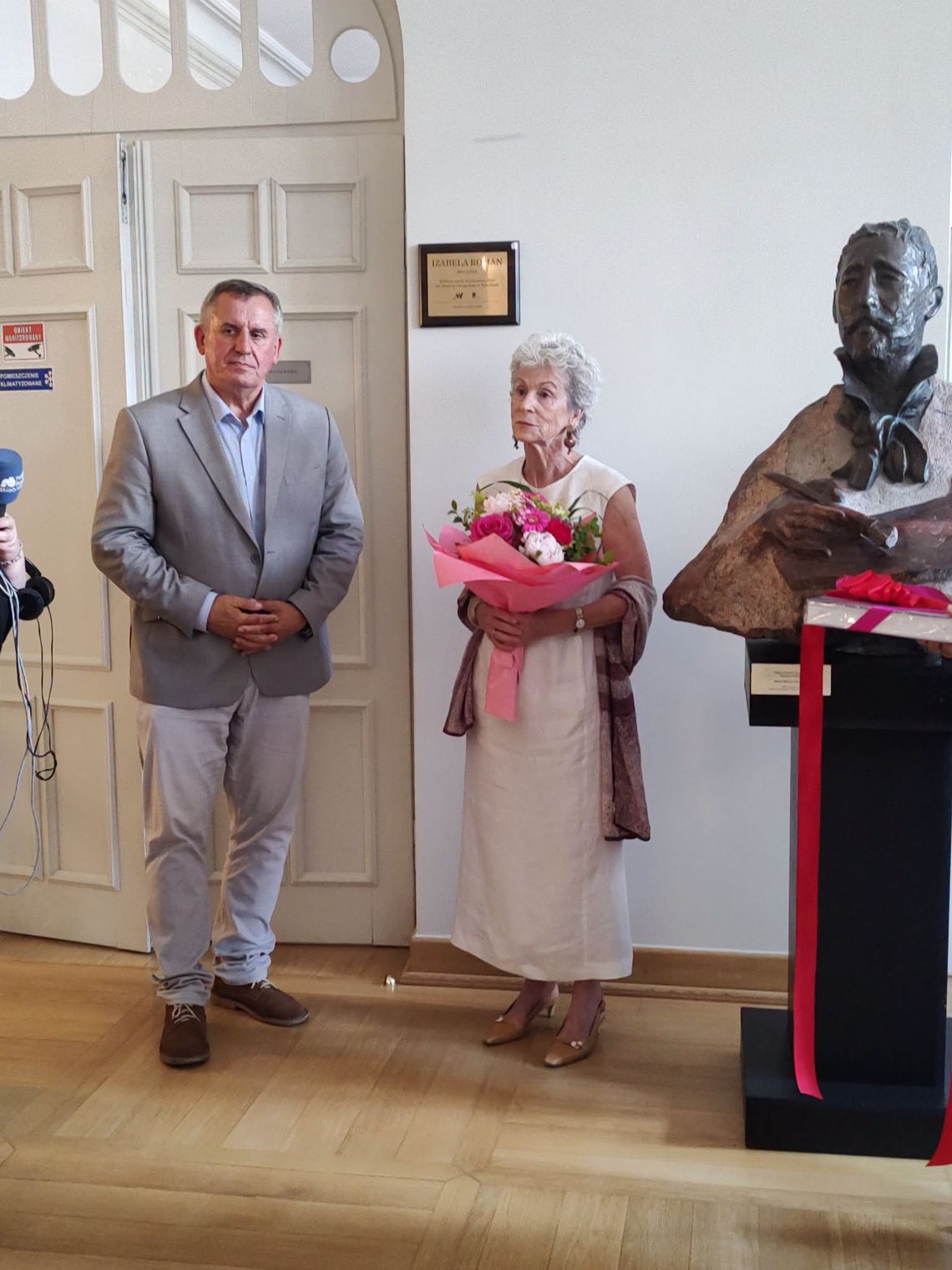 ✨ Wyjątkowy dar dla Muzeum Okręgowego w Suwałkach – odsłonięto tablicę pamiątkową Izabeli Roman