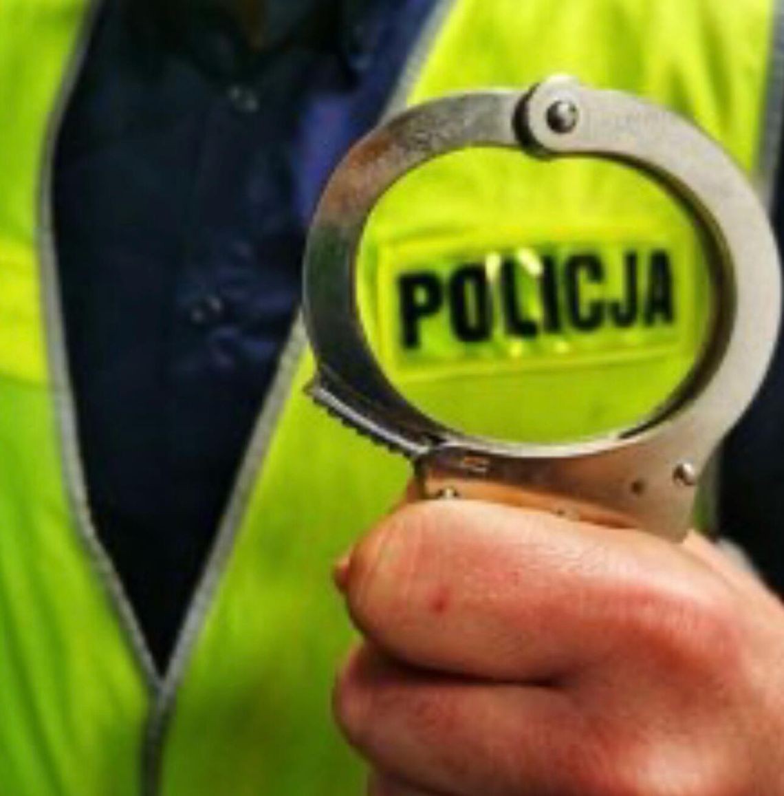 Wykorzystali otwarte drzwi i okradli samochód