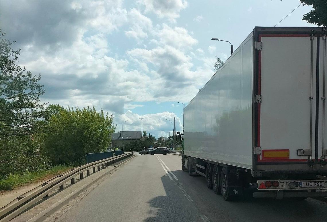 Wypadek na DK8 w Suchowoli. Motocyklista bez kasku trafił do szpitala śmigłowcem LPR 🚨