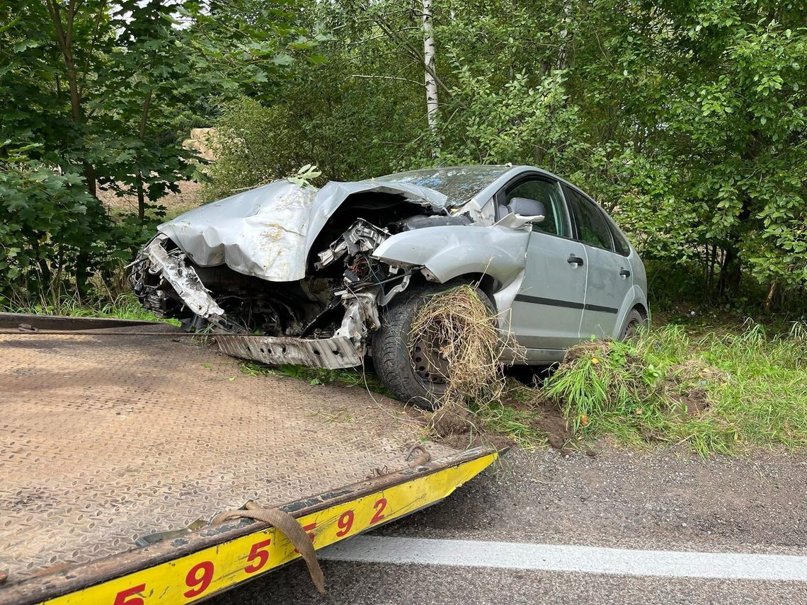 🚒 Wypadek w Mieruniszkach – silnik wypadł z samochodu, kierująca odmówiła pomocy