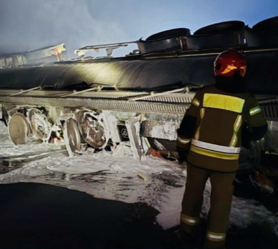 Wywrócona cysterna ze spirytusem blokuje S61 w kierunku Ostrowi Mazowieckiej Wywrócona cysterna ze spirytusem blokuje S61 w kierunku Ostrowi Mazowieckiej