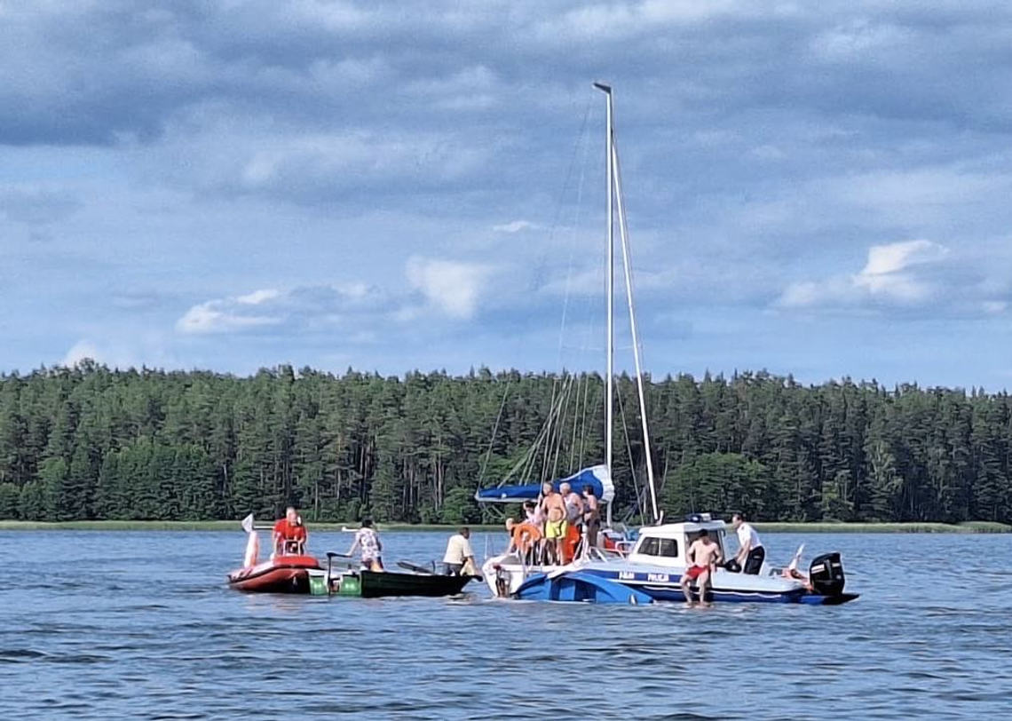 🌊 Wywrócona żaglówka na Wigrach! Szybka akcja wodniaków uratowała życie 58-latka
