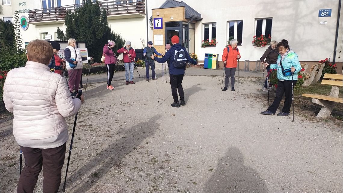 Z energią na leśnych ścieżkach – spacer nordic walking z seniorami 🌲🦯🍂 Z energią na leśnych ścieżkach – spacer nordic walking z seniorami 🌲🦯🍂