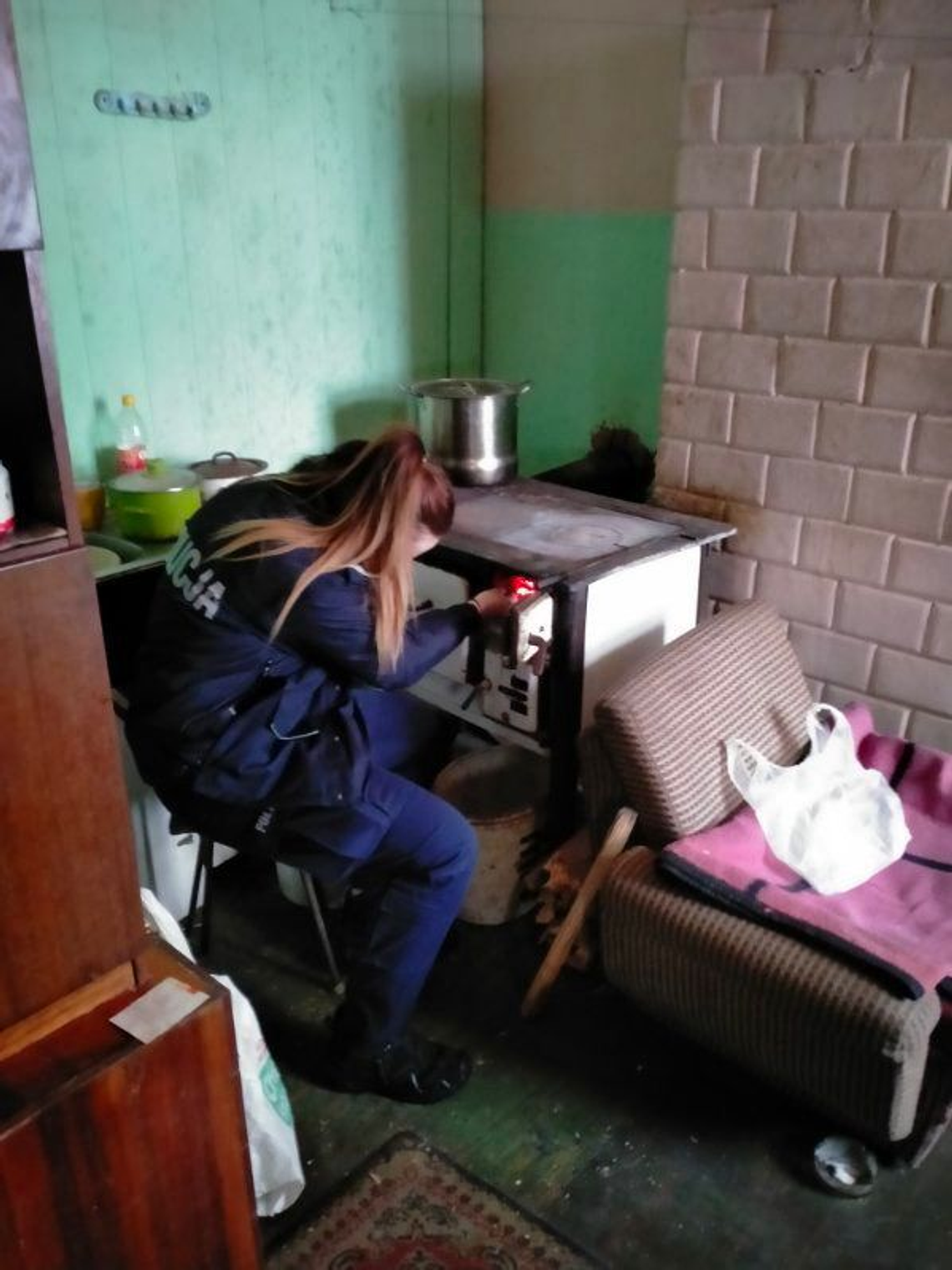 Zabrakło drewna w środku zimy. Dzielnicowi uratowali 65-latka z gminy Sztabin ❄️🚓