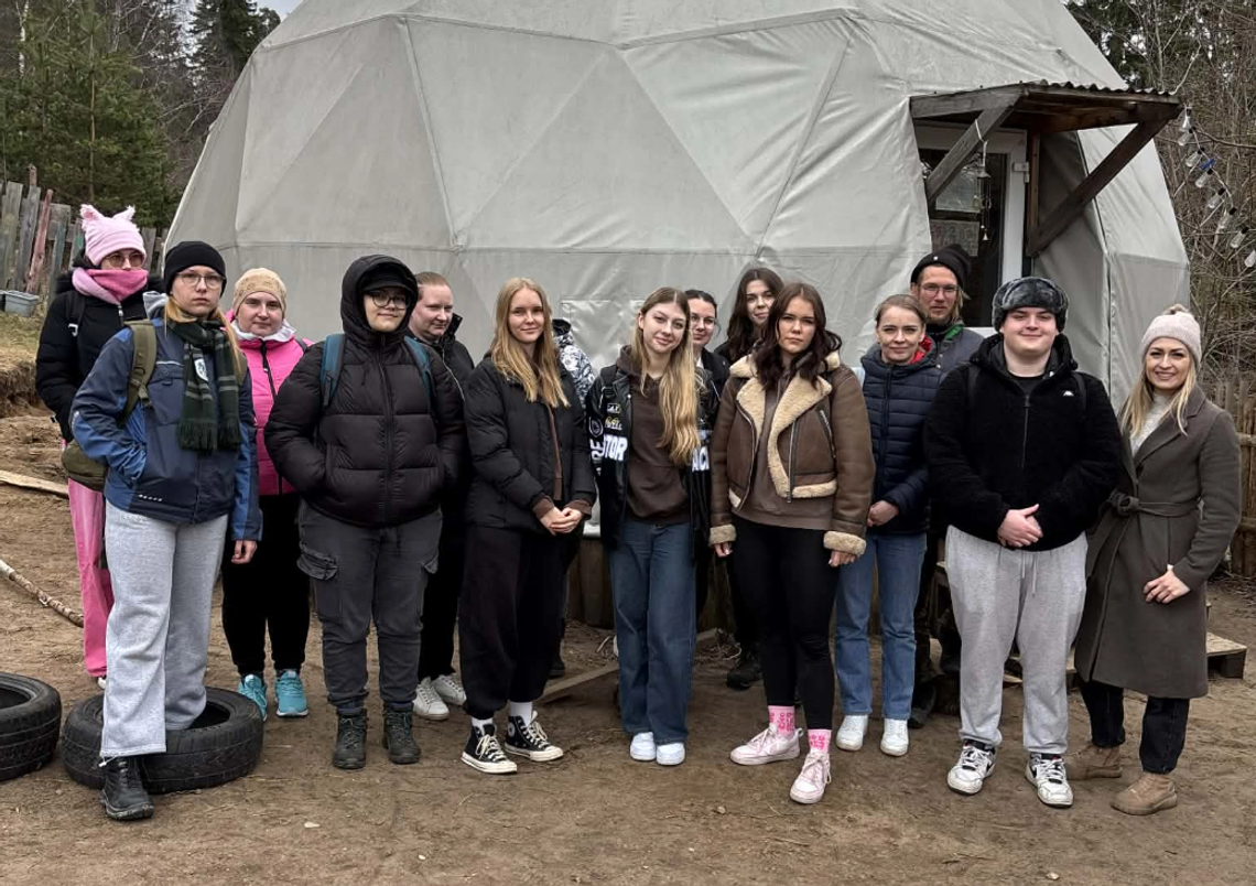 Zajęcia w lesie zamiast w sali. Studenci z Suwałk uczą się inaczej