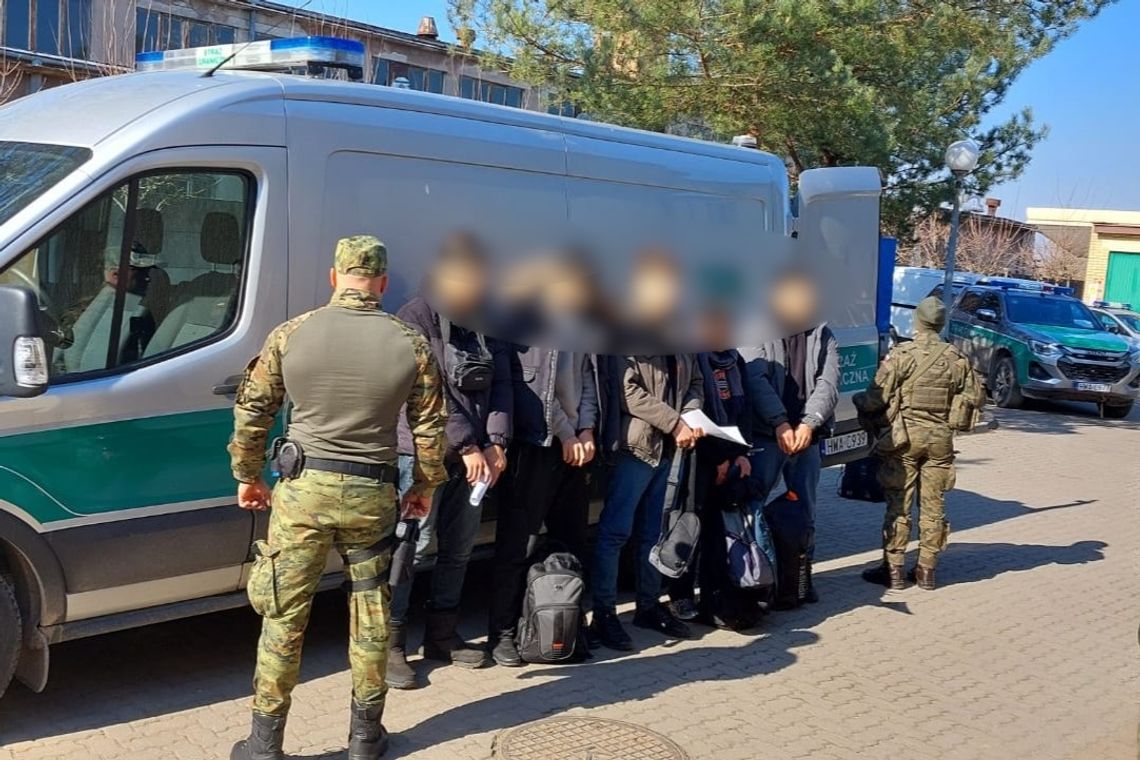 Zatrzymany kurier przy granicy z Litwą. Przewoził pięciu cudzoziemców Zatrzymany kurier przy granicy z Litwą. Przewoził pięciu cudzoziemców