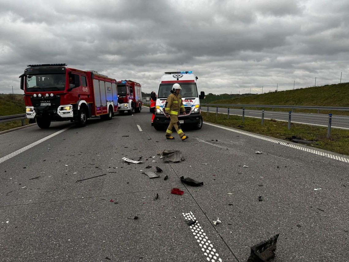 Zderzenie dwóch pojazdów na drodze S61. Na miejscu służby ratunkowe