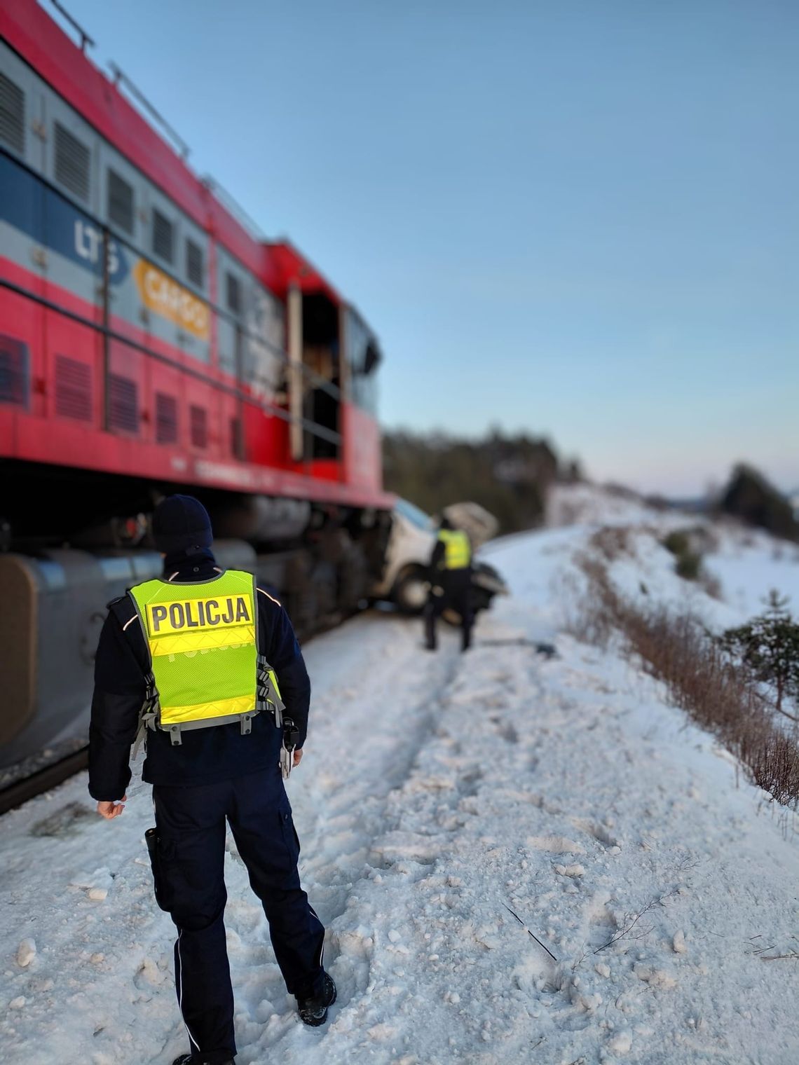 Zderzenie pociągu z samochodem na niestrzeżonym przejeździe w Okuniowcu