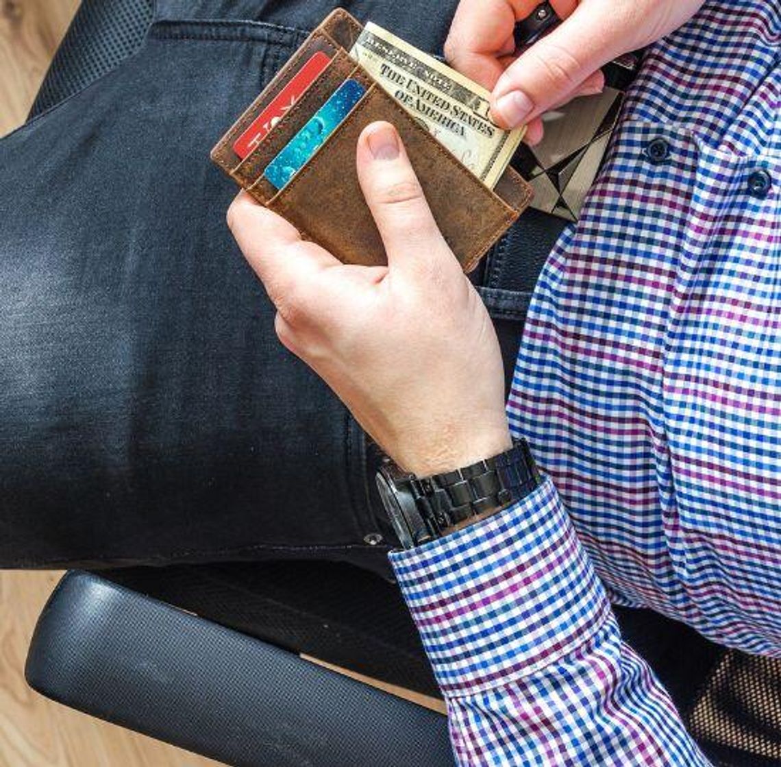 🚔 Zgłosił znaleziony portfel… i sam trafił do aresztu! 😮 🚔 Zgłosił znaleziony portfel… i sam trafił do aresztu! 😮