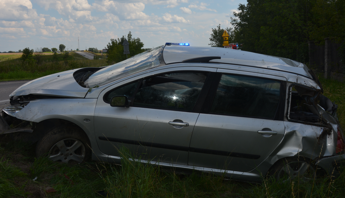 🚔 Zjechał z drogi i dachował – był pijany za kierownicą!