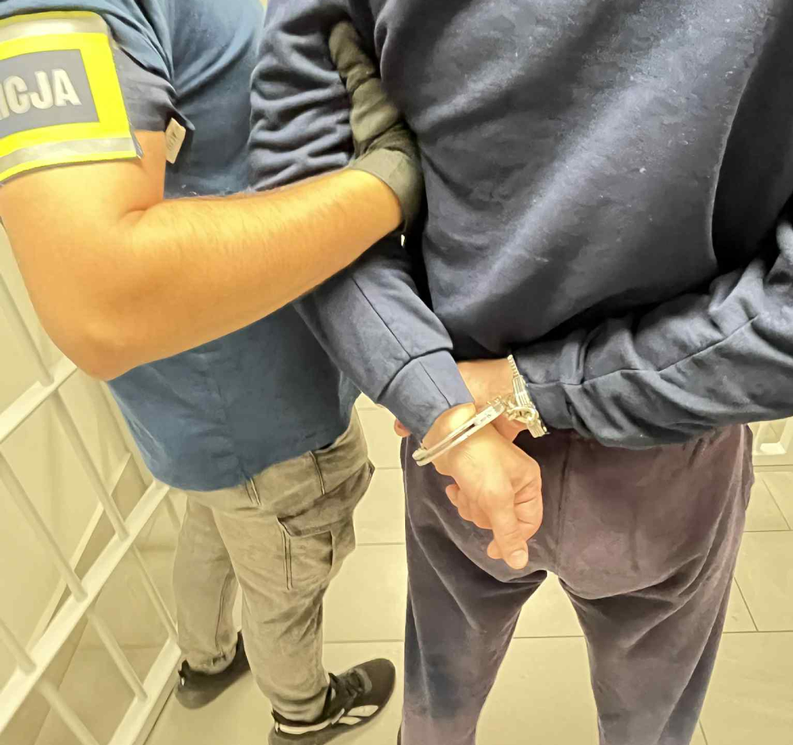 🚨 Znęcał się nad partnerką i zaatakował policjantów – 34-latek z Suwałk zatrzymany 🚨 Znęcał się nad partnerką i zaatakował policjantów – 34-latek z Suwałk zatrzymany