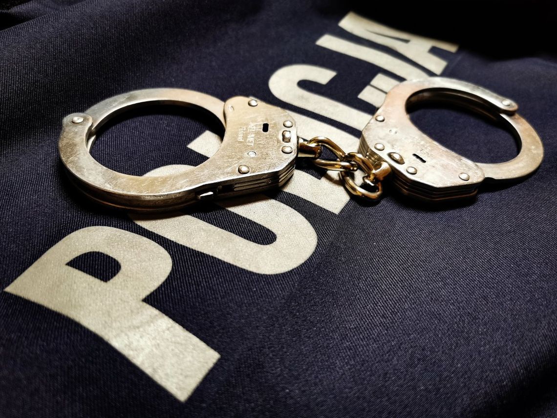 Zniszczył samochód w centrum Suwałk – został zatrzymany przez policję 🚔