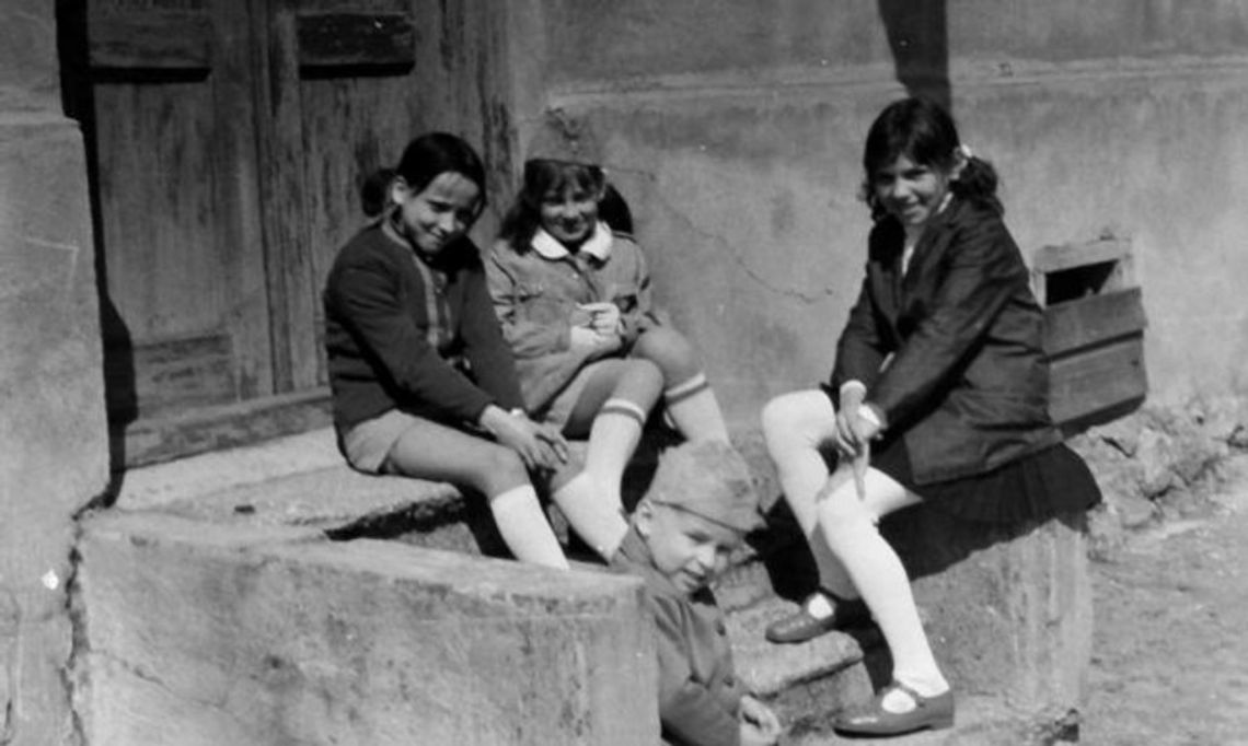 🎒 „Życie ucznia po szkole” – wspomnienia dawnych Suwałk w Archiwum Państwowym 🏫 🎒 „Życie ucznia po szkole” – wspomnienia dawnych Suwałk w Archiwum Państwowym 🏫