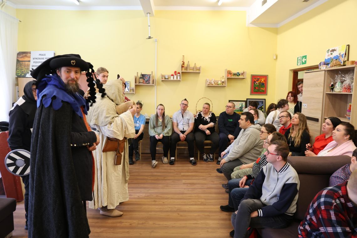 Żywa lekcja historii w Środowiskowym Domu Samopomocy „Aktywni Tak Samo” w Suwałkach Żywa lekcja historii w Środowiskowym Domu Samopomocy „Aktywni Tak Samo” w Suwałkach