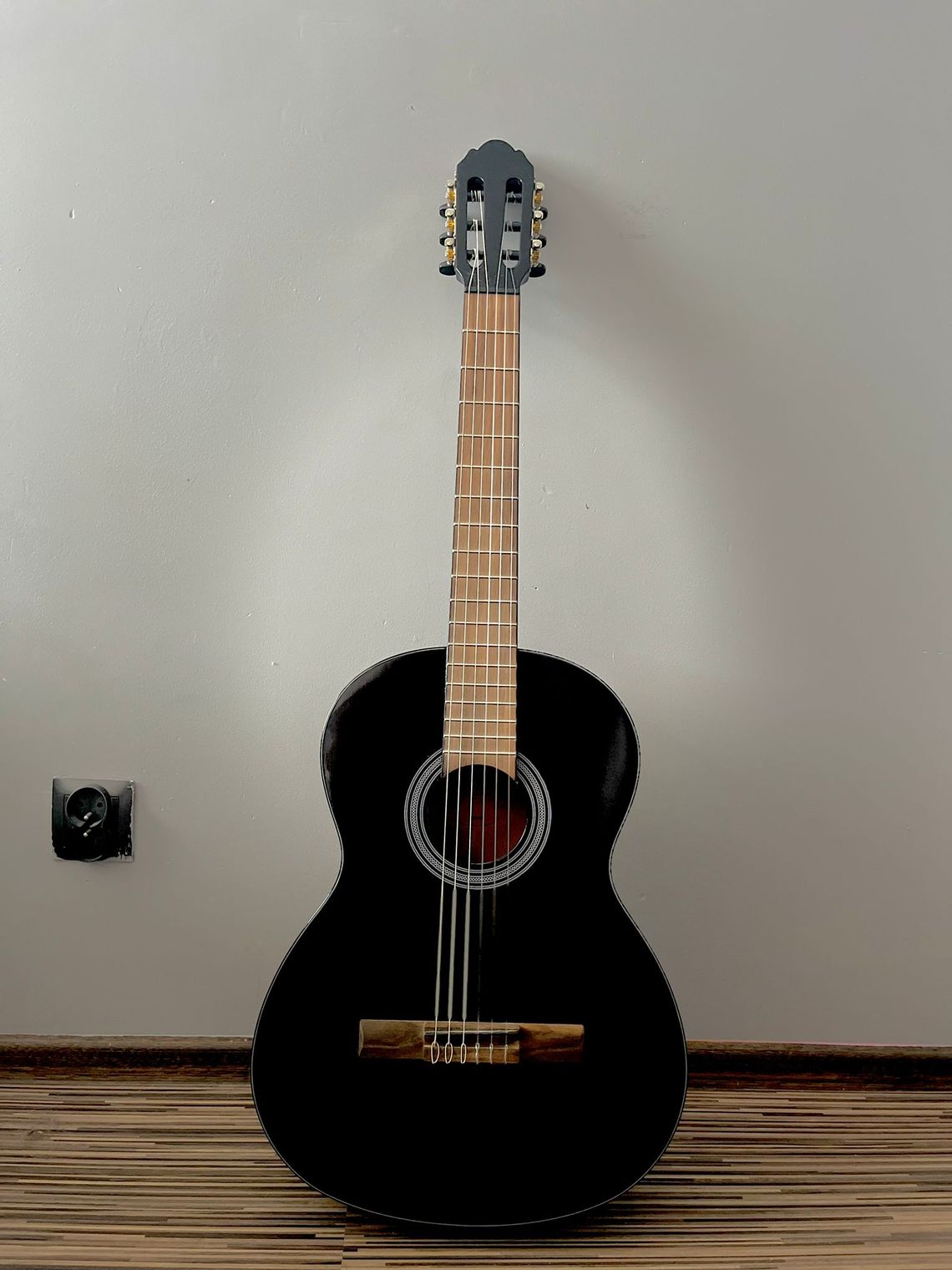 Sprzedam gitarę klasyczną czarną Student Gewa 4x44 Sprzedam gitarę klasyczną czarną Student Gewa 4x44